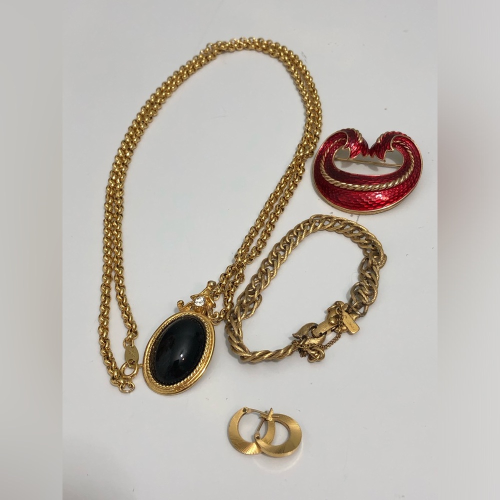 Lot jewelry Trifari, Monet  mixes prices gold tone